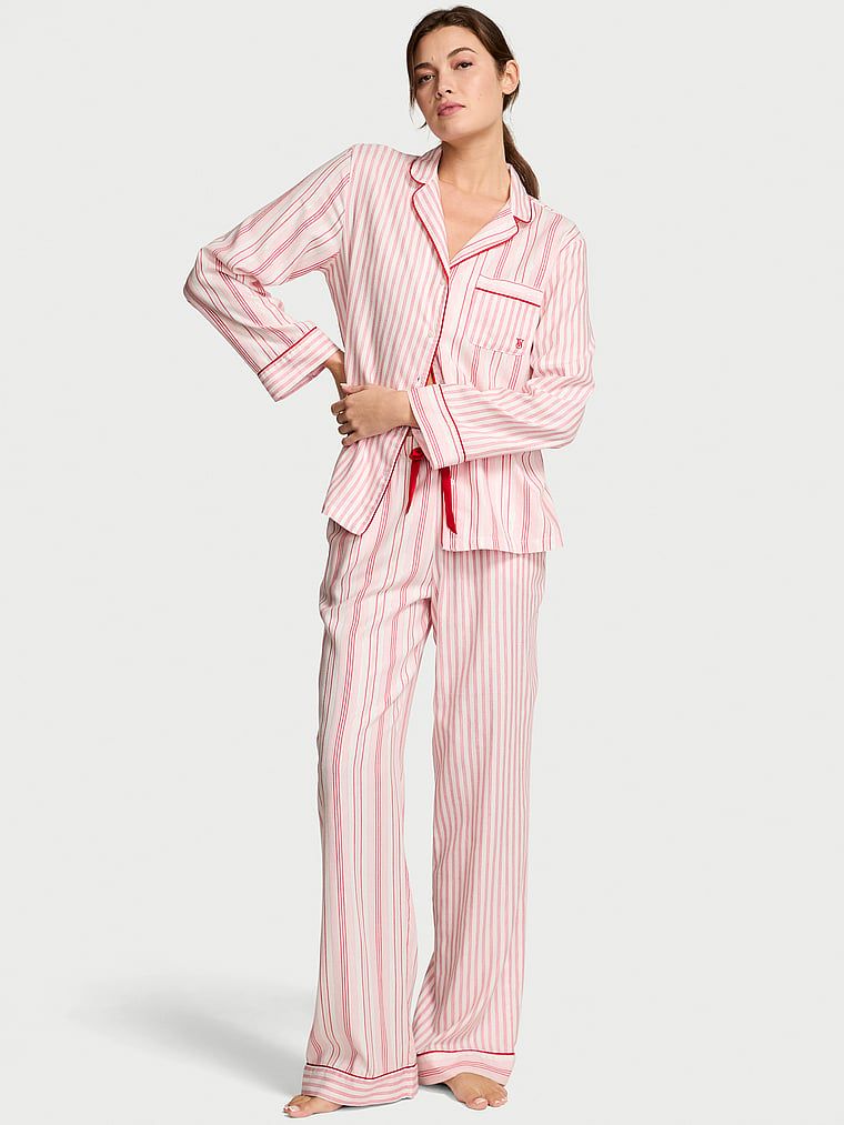 Piżama bawełniana z długimi rękawami. Produkt jest wzorzysty i pochodzi z kolekcji Victoria's Secret. 