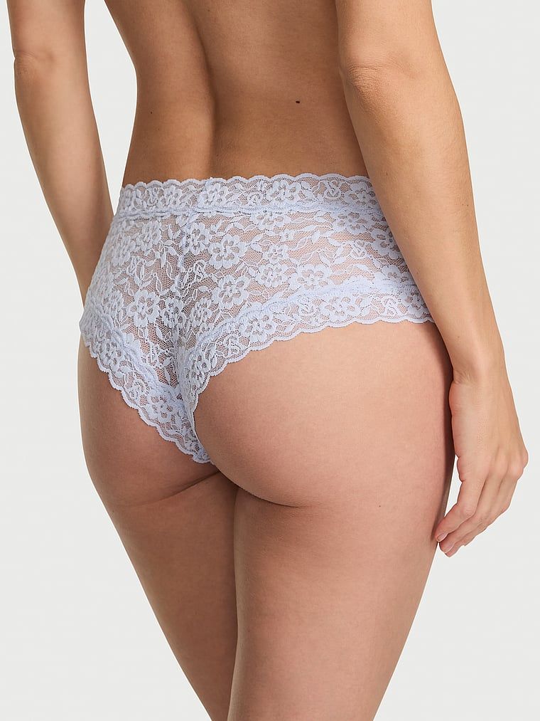 Majtki z koronką Lace Cheeky. Produkt ma kolor purpurowy i pochodzi z kolekcji Lacie. 