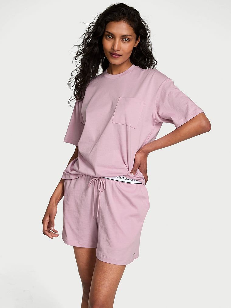 Piżama bawełniana z krótkimi rękawami i szortami. Produkt ma kolor purpurowy i pochodzi z kolekcji Victoria's Secret. 