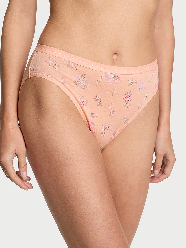 Majtki bawełniane figi z wysoko wyciętymi nogawkami High-Leg Brief. Produkt jest wzorzysty i pochodzi z kolekcji Victoria's Secret. 