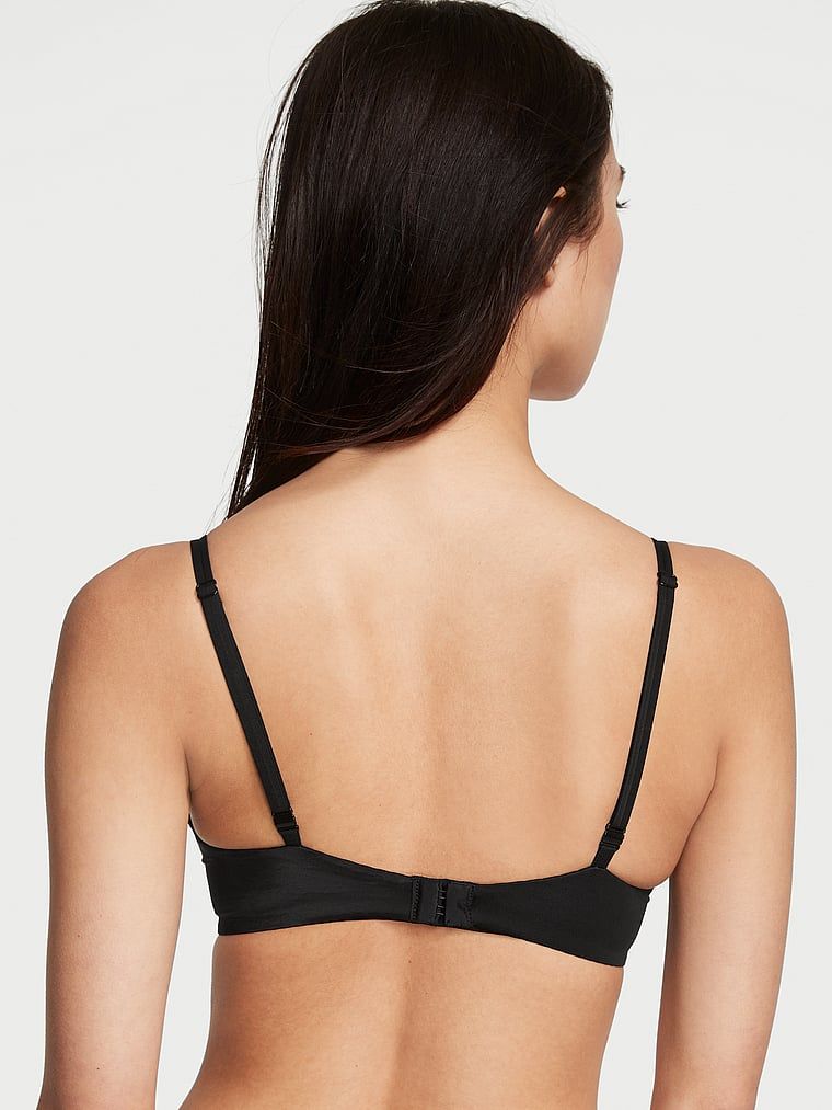 Modelka prezentuje biustonosz push-up. Produkt ma kolor czarny i pochodzi z kolekcji Very Sexy.