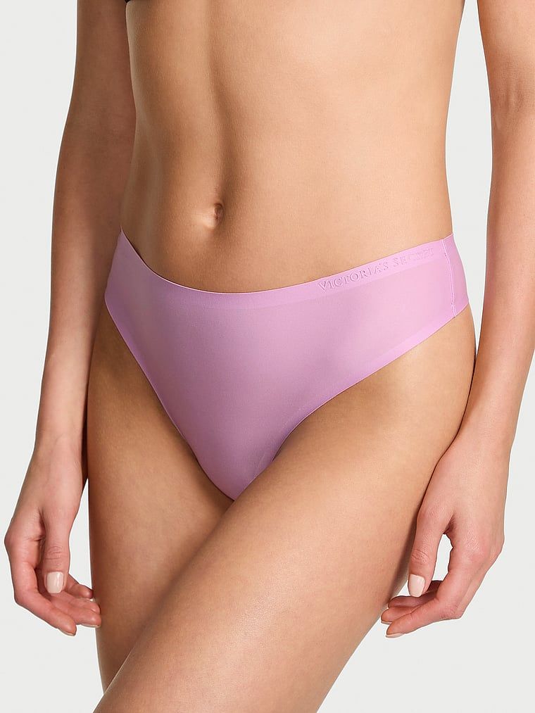 Stringi z mikrofibry Flex. Produkt ma kolor purpurowy i pochodzi z kolekcji Body by Victoria. 