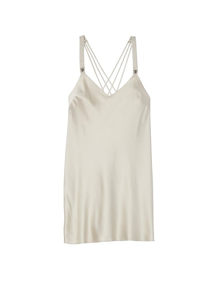 Koszulka nocna satynowa z błyszczącymi ramiączkami Scattered Shine Strap Slip. Produkt ma kolor beżowy i pochodzi z kolekcji Victoria's Secret. 