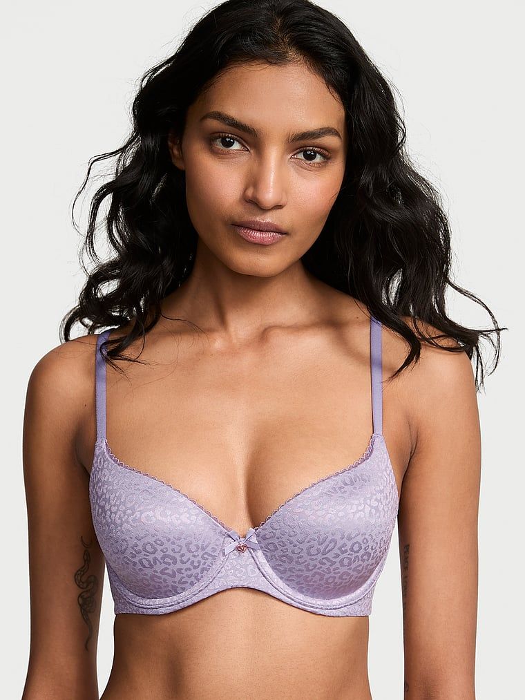 Modelka prezentuje biustonosz lekko usztywniany Demi. Produkt ma kolor purpurowy i pochodzi z kolekcji Body by Victoria.