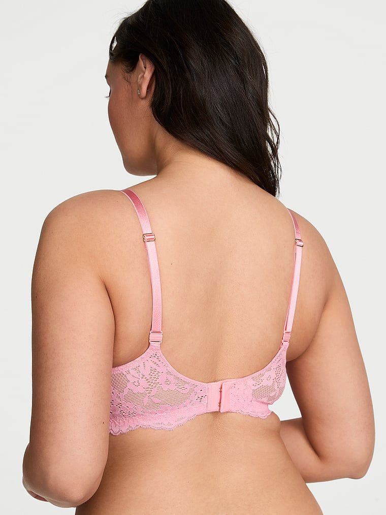 Modelka prezentuje biustonosz nieusztywniany balkonetka Wicked Lace Balconette. Produkt ma kolor różowy i pochodzi z kolekcji Dream Angels.