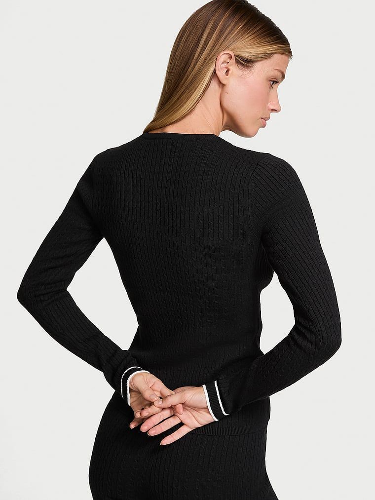 Sweter z dzianiny Luxe Cable-Knit. Produkt ma kolor czarny i pochodzi z kolekcji Victoria's Secret. 