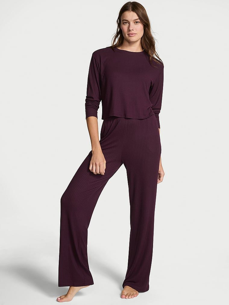 Zestaw z modalu - sweter i spodnie Lounge. Produkt ma kolor purpurowy i pochodzi z kolekcji Victoria's Secret. 