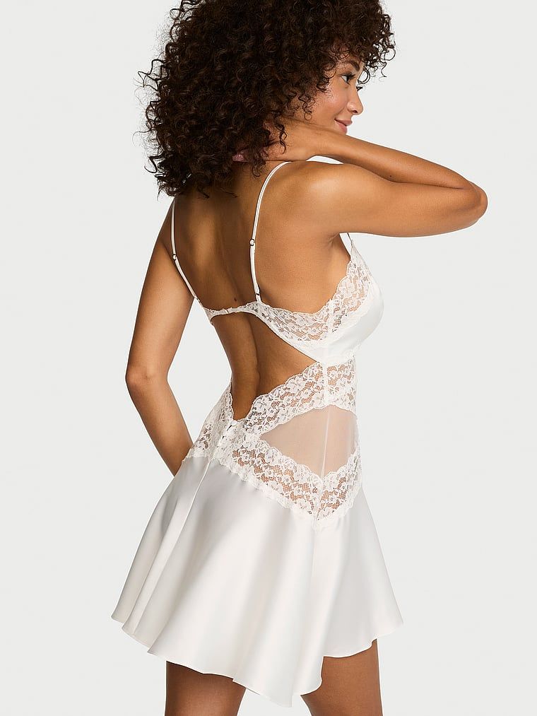 Koszulka nocna satynowa z koronką Lace and Satin Flounce Slip. Produkt ma kolor biały i pochodzi z kolekcji Dream Angels. 