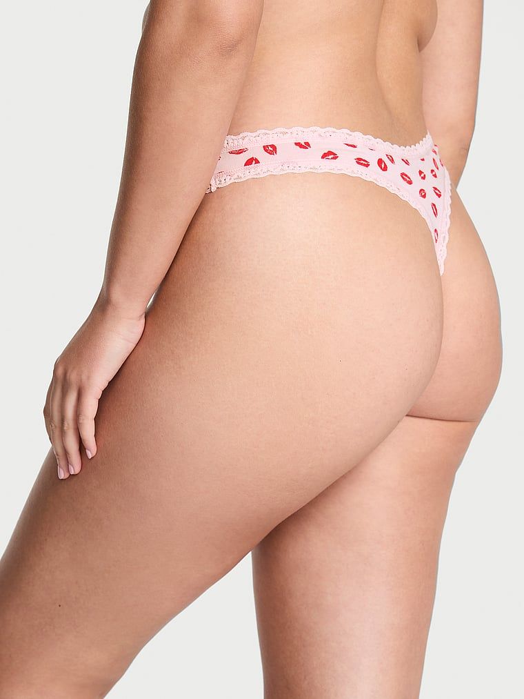 Stringi bawełniane z koronką na krawędziach Lace-Waist. Produkt jest wzorzysty i pochodzi z kolekcji Body by Victoria. 