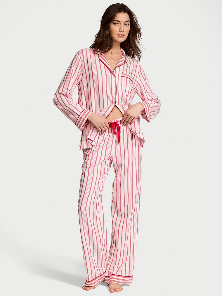 Flanelowa piżama z długimi spodniami. Produkt ma wzór w paski i pochodzi z kolekcji Victoria's Secret. 