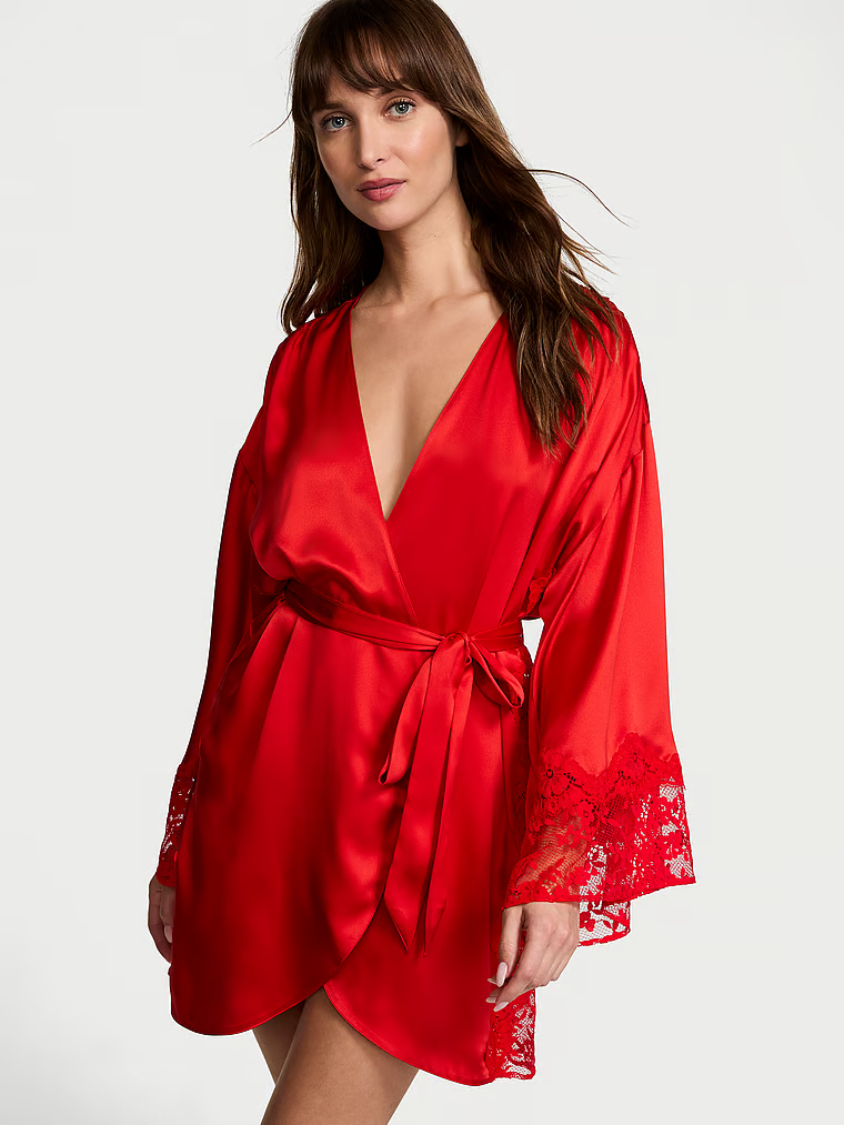 Szlafrok satynowy z koronką Dream. Produkt ma kolor czerwony i pochodzi z kolekcji Victoria's Secret. 