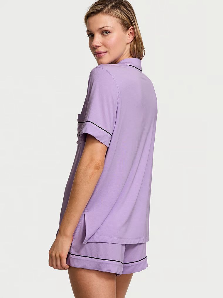 Piżama z modalu z szortami. Produkt ma kolor purpurowy i pochodzi z kolekcji Victoria's Secret. 