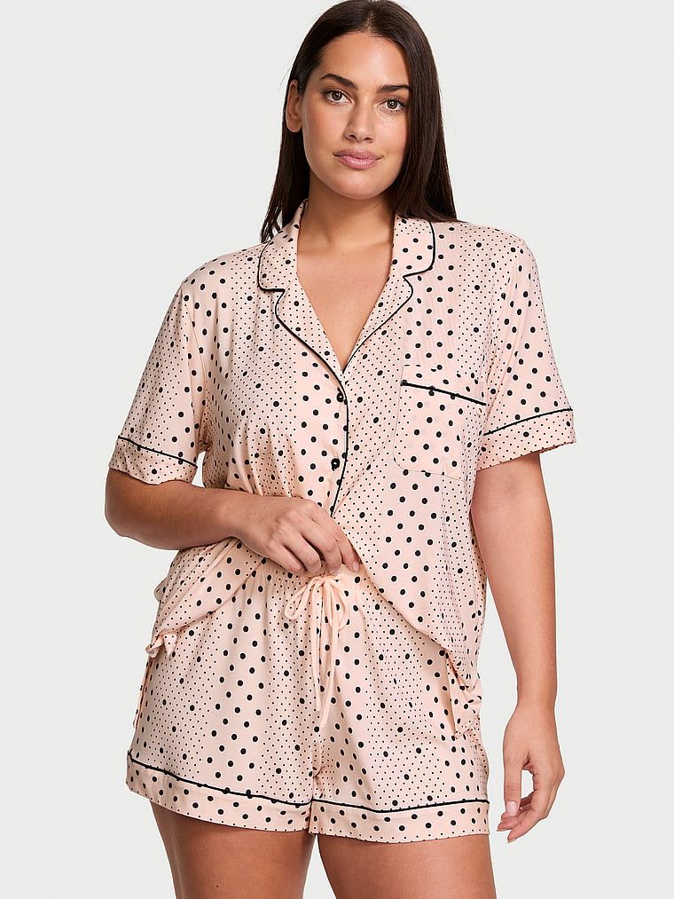 Piżama z modalu z szortami. Produkt jest wzorzysty i pochodzi z kolekcji Victoria's Secret. 
