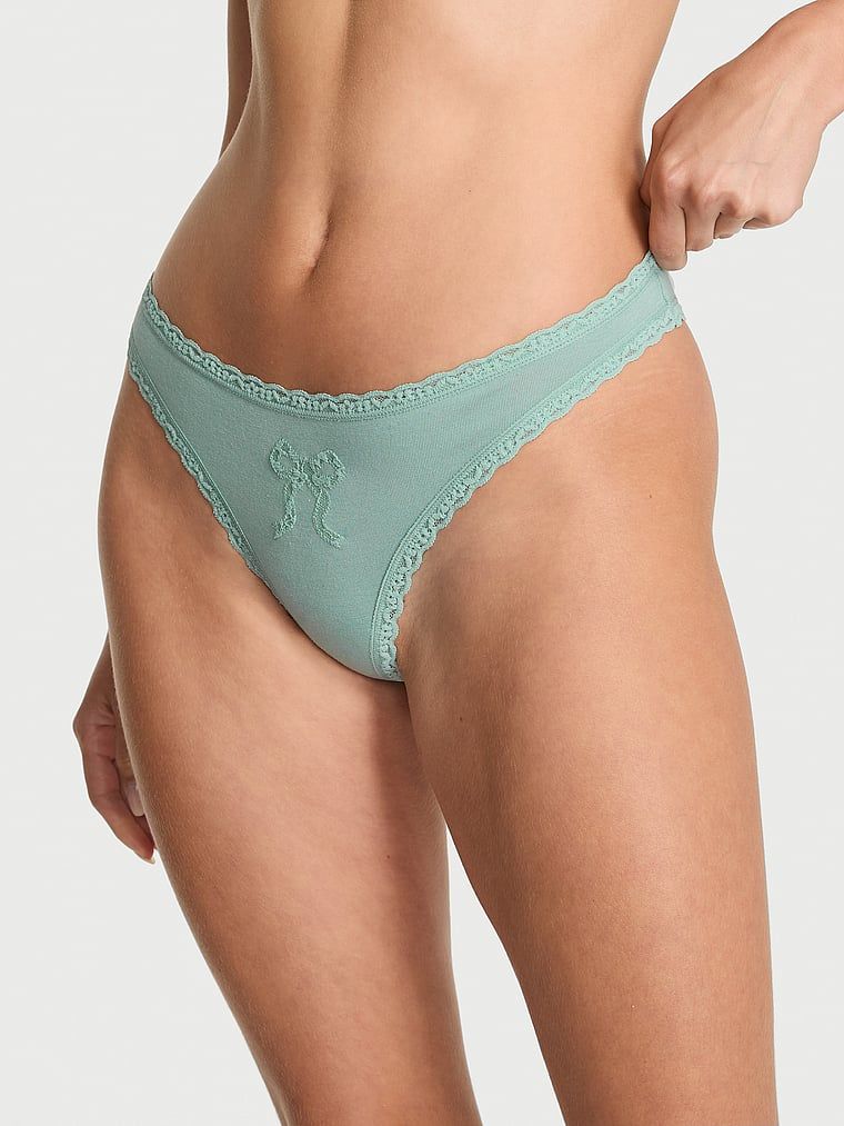 Stringi bawełniane Bow. Produkt ma kolor zielony i pochodzi z kolekcji Lacie. 