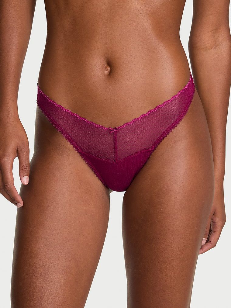 Stringi z wysoko wyciętymi nogawkami Lace Pointelle. Produkt ma kolor różowy i pochodzi z kolekcji Body by Victoria. 