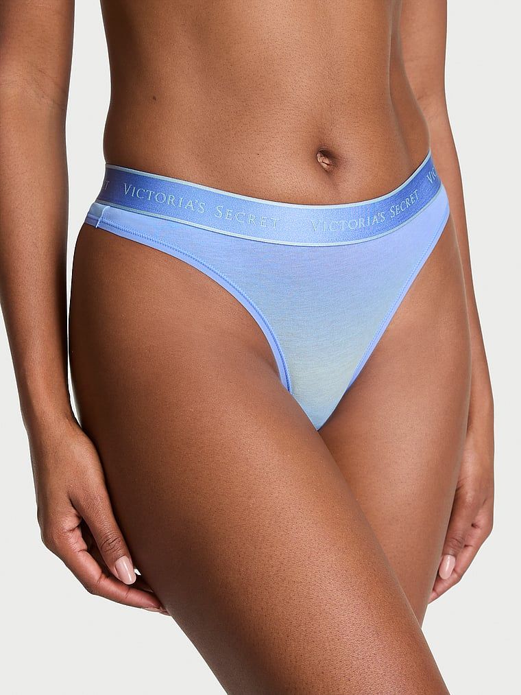 Stringi bawełniane z logo w talii. Produkt jest wzorzysty i pochodzi z kolekcji Cotton. 
