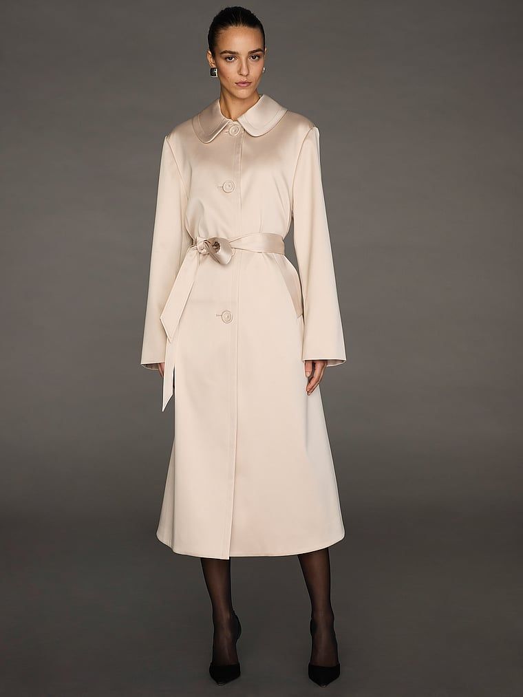 Płaszcz satynowy Atelier X Altuzarra. Produkt ma kolor beżowy i pochodzi z kolekcji Atelier Victoria's Secret x Altuzarra. 