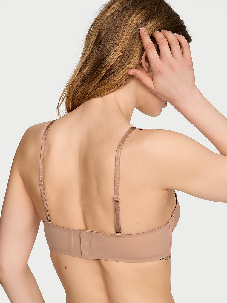 Biustonosz push-up bez ramiączek Strapless. Produkt ma kolor beżowy i pochodzi z kolekcji Invisible by Victoria's Secret. 
