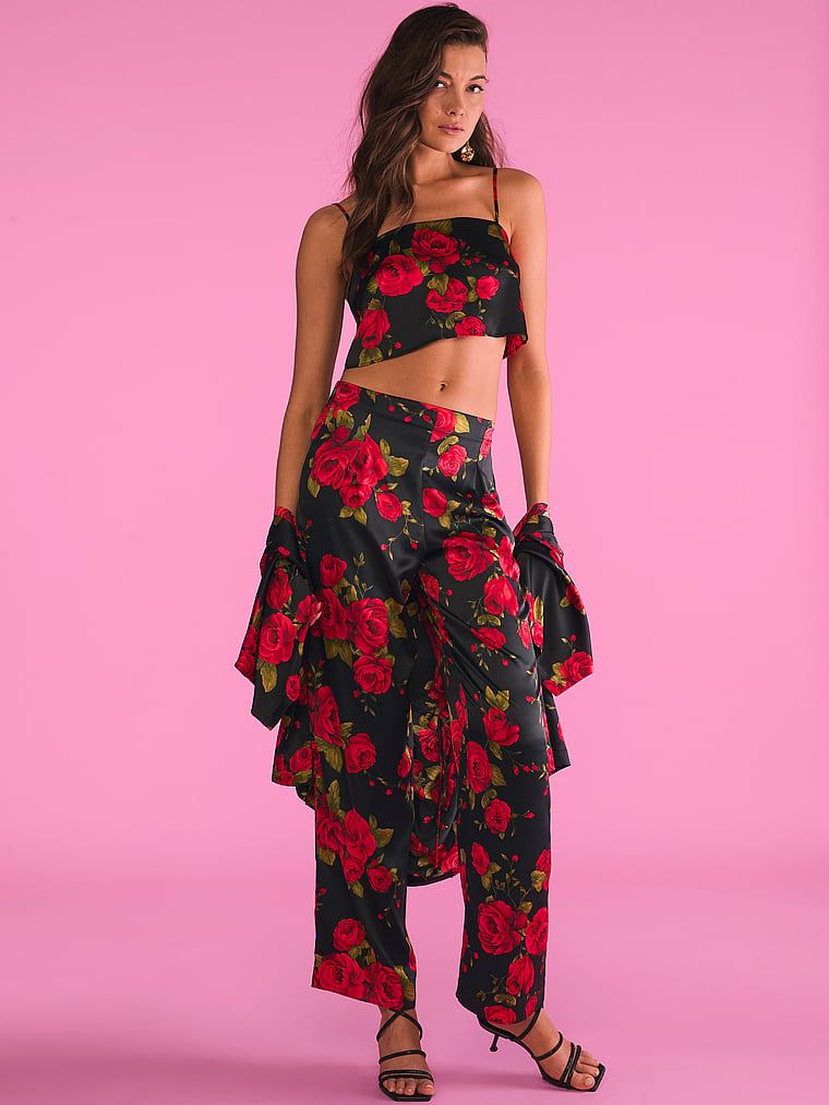 Zestaw do spania z satyny - top na ramiączkach i długie spodnie Rose. Produkt ma kolor kwiatowy i pochodzi z kolekcji Victoria's Secret. 
