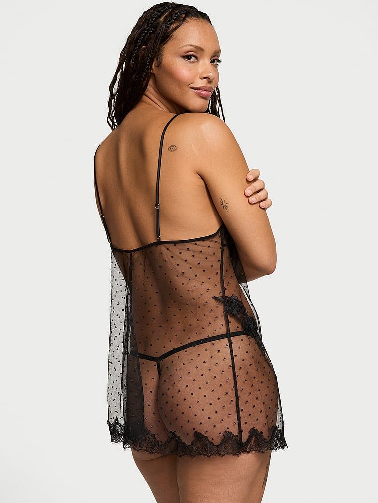 Halka z prześwitującej siateczki i stringi Sheer Rose Dot Babydoll. Produkt jest wzorzysty i pochodzi z kolekcji Very Sexy. 