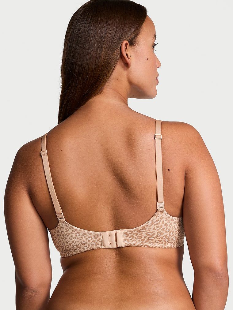 Modelka prezentuje biustonosz nieusztywniany Invisible Lift Smooth Demi. Produkt posiada wzór z motywem zwierzęcym i pochodzi z kolekcji Body by Victoria.