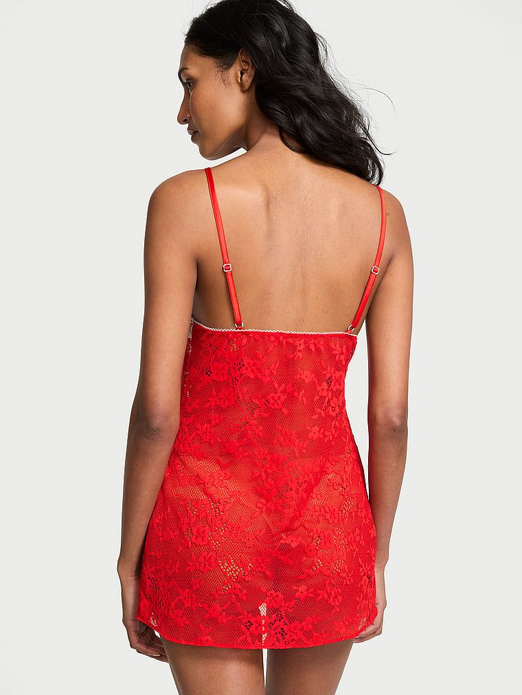 Koszulka nocna koronkowa Tease. Produkt ma kolor czerwony i pochodzi z kolekcji Victoria's Secret. 