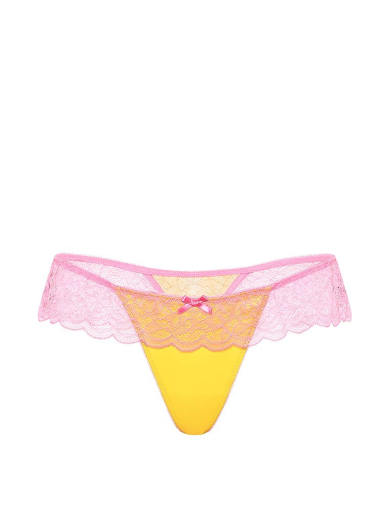 Stringi satynowe z falbanką Tease. Produkt ma kolor żółty i pochodzi z kolekcji Victoria's Secret. 