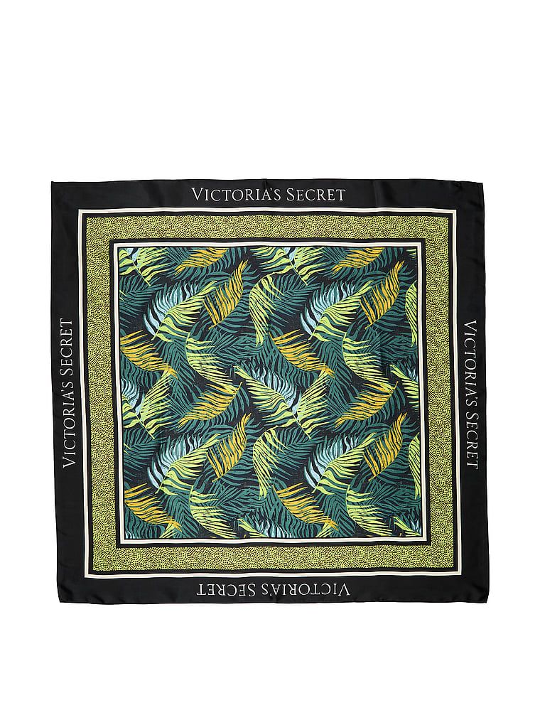 Szal satynowy. Produkt jest wzorzysty i pochodzi z kolekcji Victoria's Secret. 