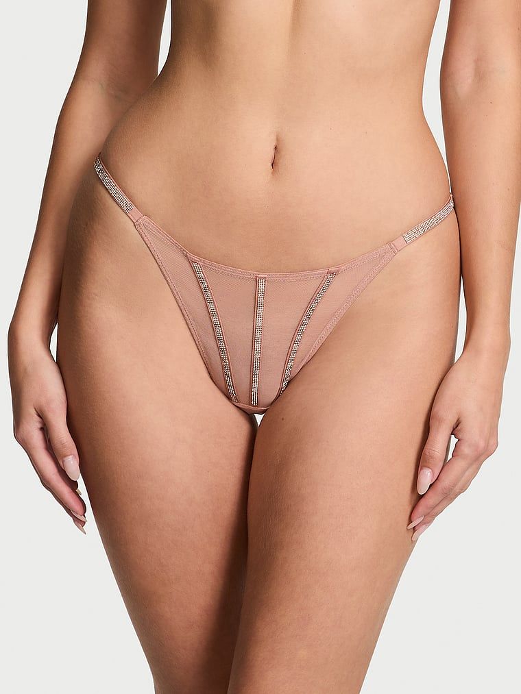Stringi z błyszczącymi paseczkami Sheer Shine. Produkt ma kolor beżowy i pochodzi z kolekcji Very Sexy. 