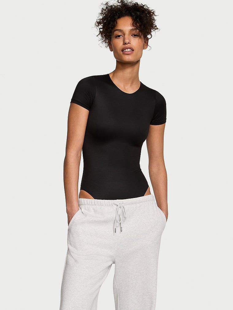 Body z krótkimi rękawami Feathersoft Essentials. Produkt ma kolor czarny i pochodzi z kolekcji Victoria's Secret. 
