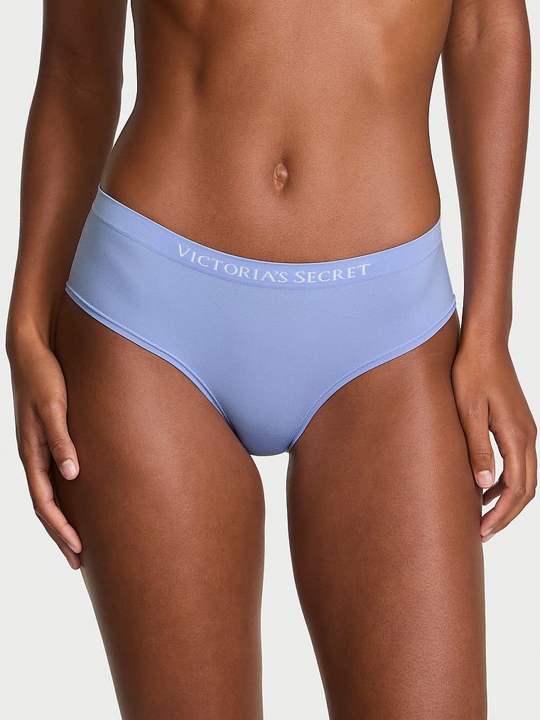 Majtki bezszwowe Seamless Hiphugger. Produkt ma kolor purpurowy i pochodzi z kolekcji Body by Victoria. 