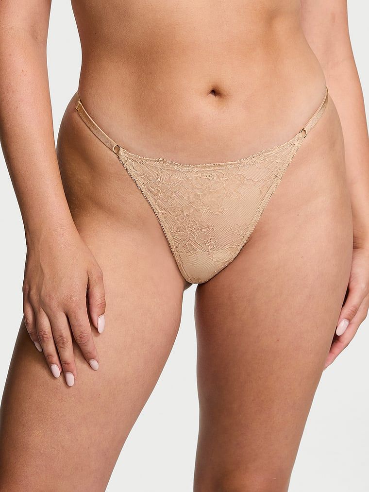 Stringi koronkowe z regulowanymi paskami Rose Lace V-String. Produkt ma kolor beżowy i pochodzi z kolekcji Very Sexy. 