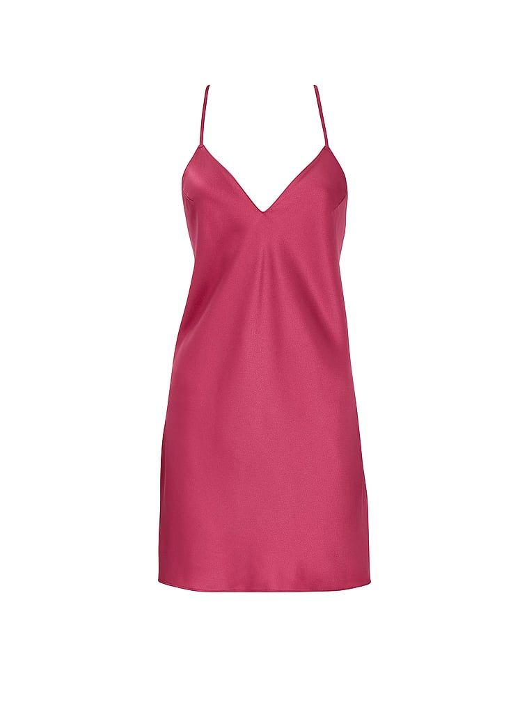 Koszulka nocna satynowa na cienkich ramiączkach odsłaniająca plecy Open-Back Slip. Produkt ma kolor fioletowy i pochodzi z kolekcji Victoria's Secret. 