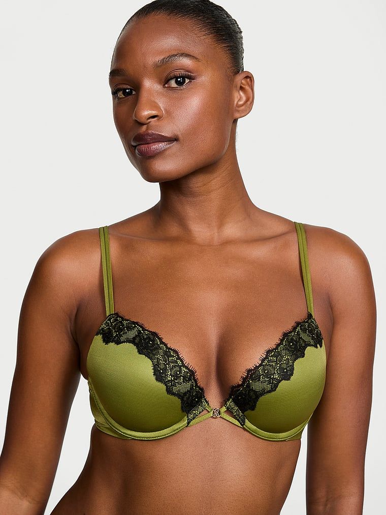 Modelka prezentuje biustonosz push-up ze wstawkami z koronki Smooth Lace-Trim. Produkt ma kolor zielony i pochodzi z kolekcji Very Sexy.