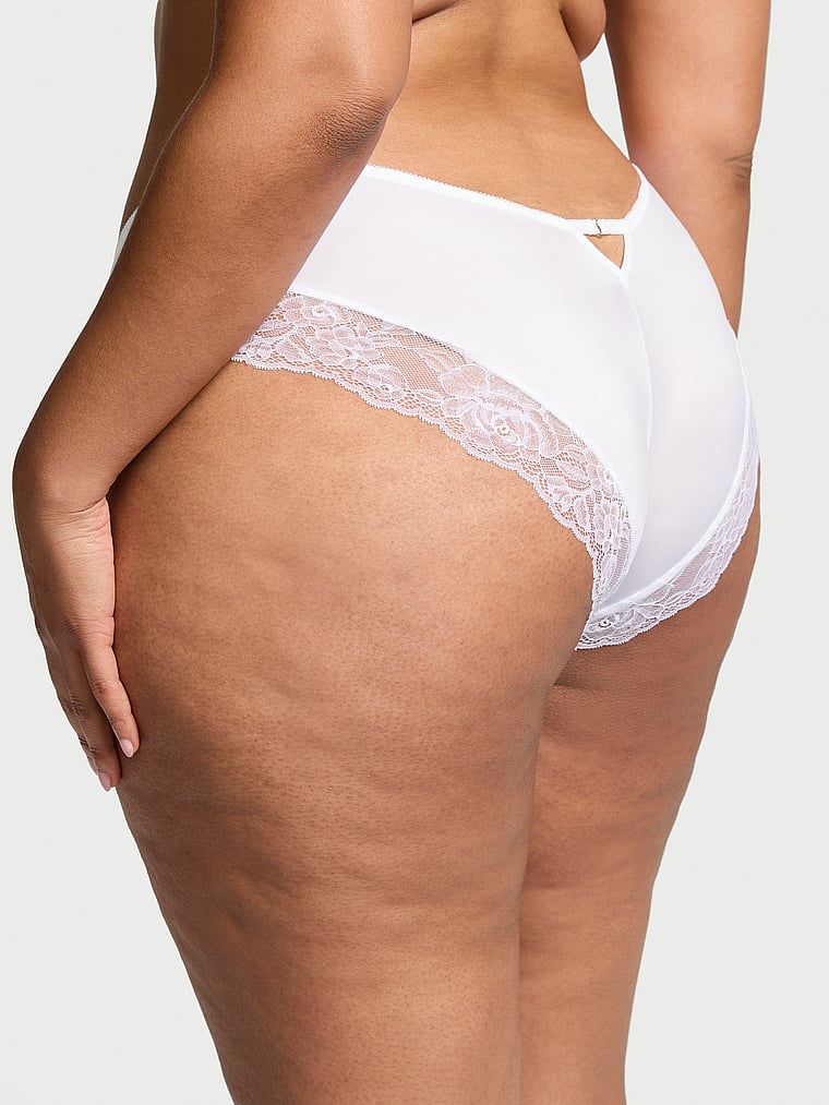 Majtki z koronką na krawędziach i wysoko wyciętymi nogawkami Lace-Trim Cheeky. Produkt ma kolor biały i pochodzi z kolekcji Very Sexy. 