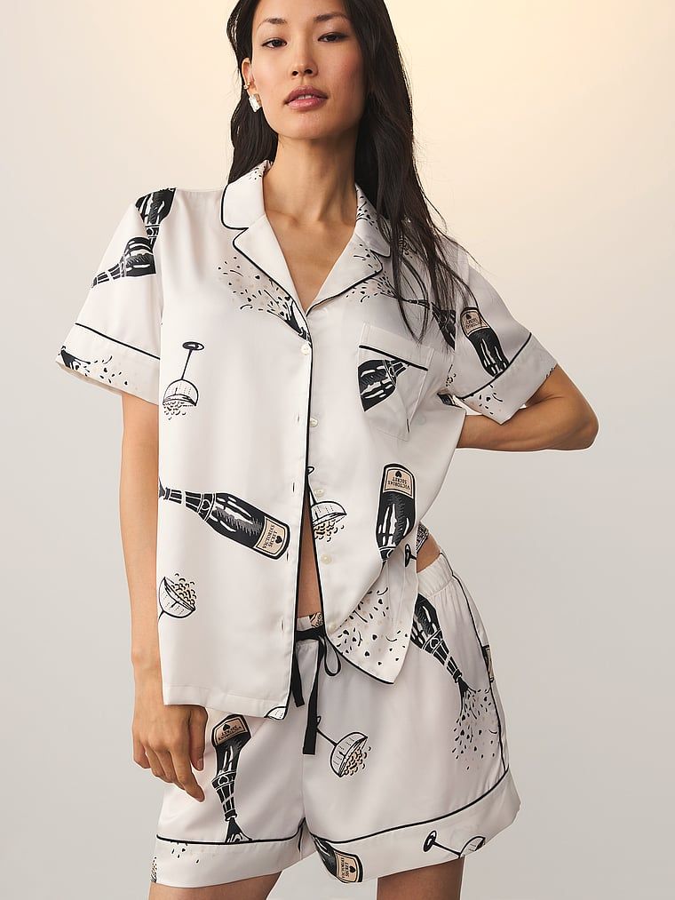 Piżama satynowa błyszcząca z szortami Glazed Satin. Produkt jest wzorzysty i pochodzi z kolekcji Victoria's Secret. 