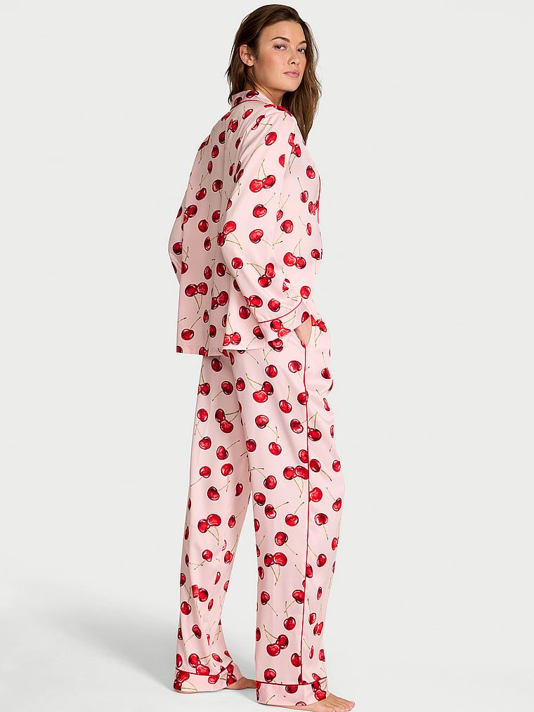 Satynowa piżama z długimi rękawami. Produkt jest wzorzysty i pochodzi z kolekcji Victoria's Secret. 