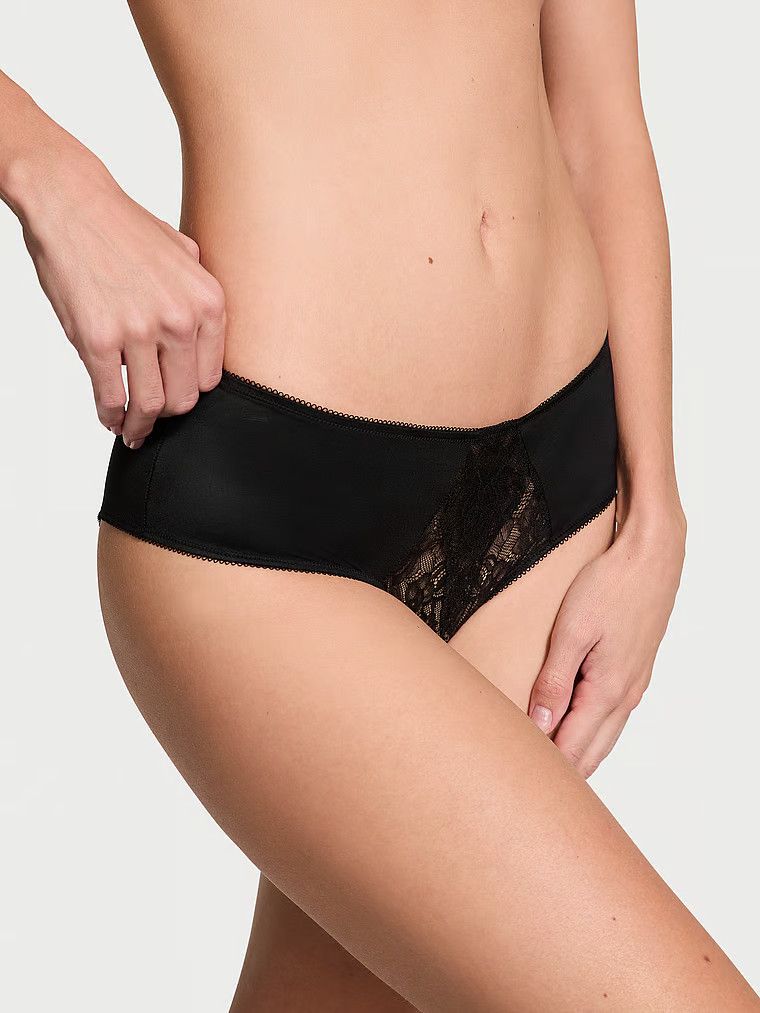 Majtki z koronką bez kroku Rose Lace Cheeky. Produkt ma kolor czarny i pochodzi z kolekcji Very Sexy. 