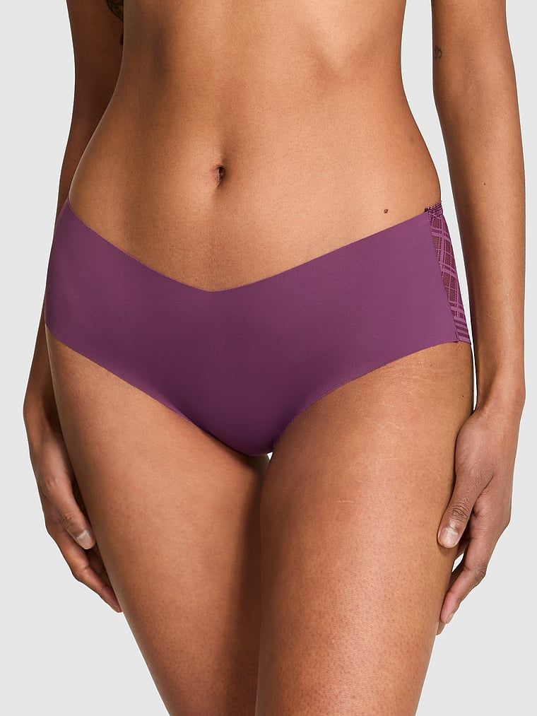 Majtki z siateczką w kratkę z tyłu No-Show Plaid Mesh Cheeky. Produkt ma kolor purpurowy i pochodzi z kolekcji No-Show. 
