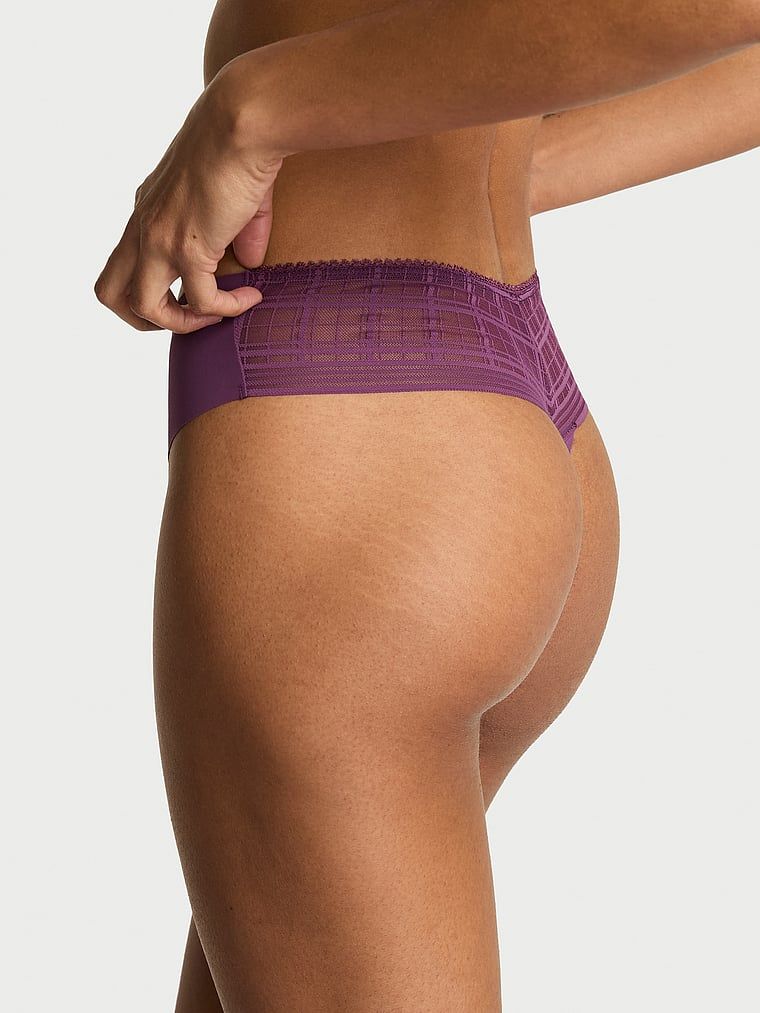 Stringi z siateczką w kratkę z tyłu No-Show Plaid Mesh. Produkt ma kolor purpurowy i pochodzi z kolekcji No-Show. 