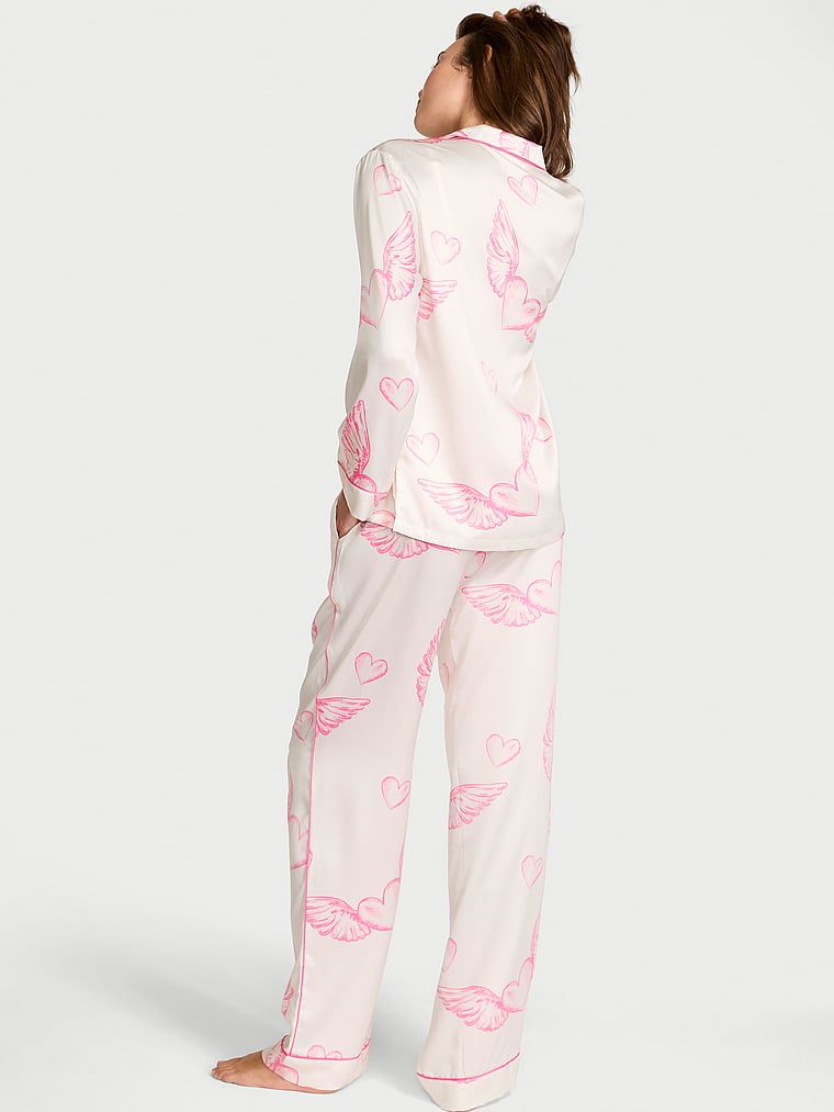 Satynowa piżama z długimi rękawami. Produkt jest wzorzysty i pochodzi z kolekcji Victoria's Secret. 