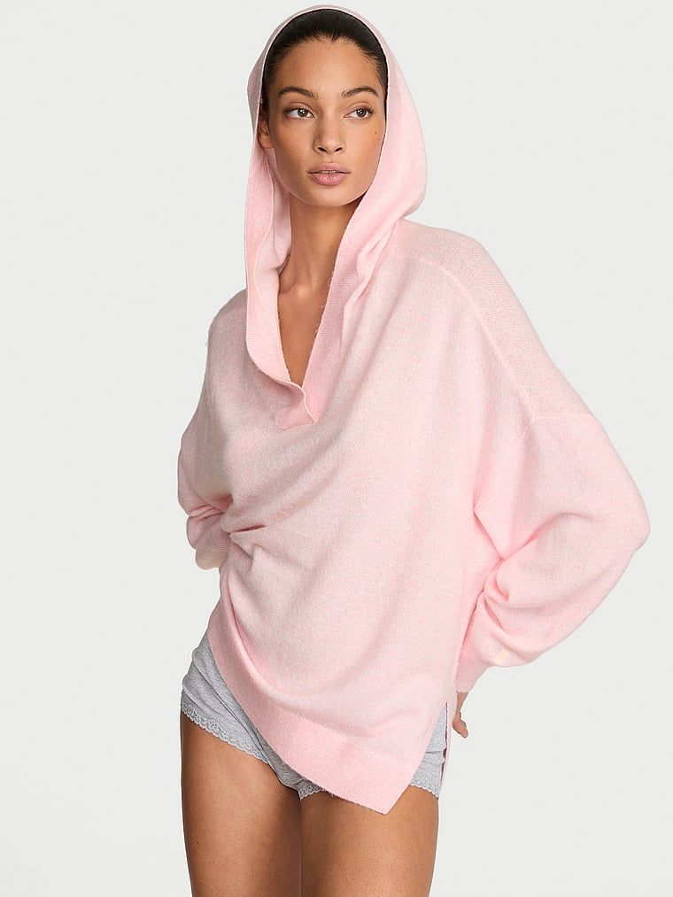 Sweter z kapturem Luxe Knit. Produkt ma kolor różowy i pochodzi z kolekcji Victoria's Secret. 