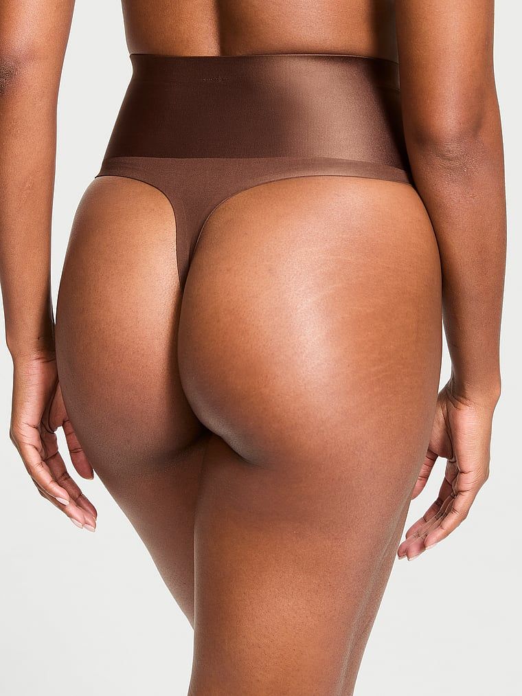 Stringi modelujące z wysokim stanem Smoothing Shimmer. Produkt ma kolor brązowy i pochodzi z kolekcji Body by Victoria. 