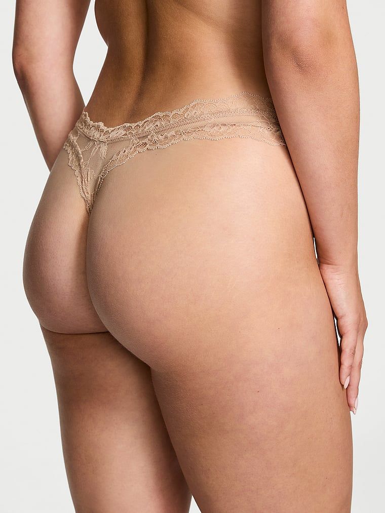 Stringi koronkowe z wysoko wyciętymi nogawkami Rose Lace. Produkt ma kolor beżowy i pochodzi z kolekcji Very Sexy. 
