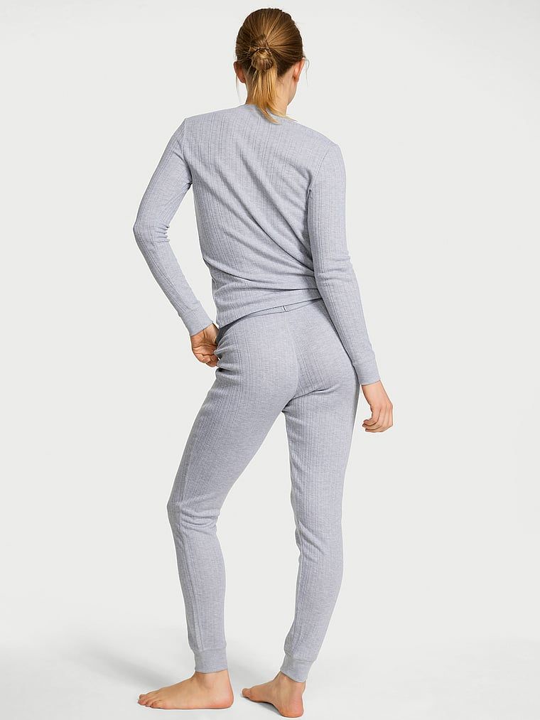 Piżama z długim rękawem i spodniami Cozy Pointelle. Produkt ma kolor szary i pochodzi z kolekcji Victoria's Secret. 