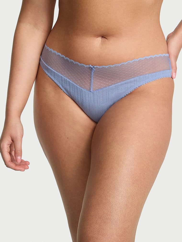 Majtki Lace Pointelle Bikini. Produkt ma kolor purpurowy i pochodzi z kolekcji Body by Victoria. 