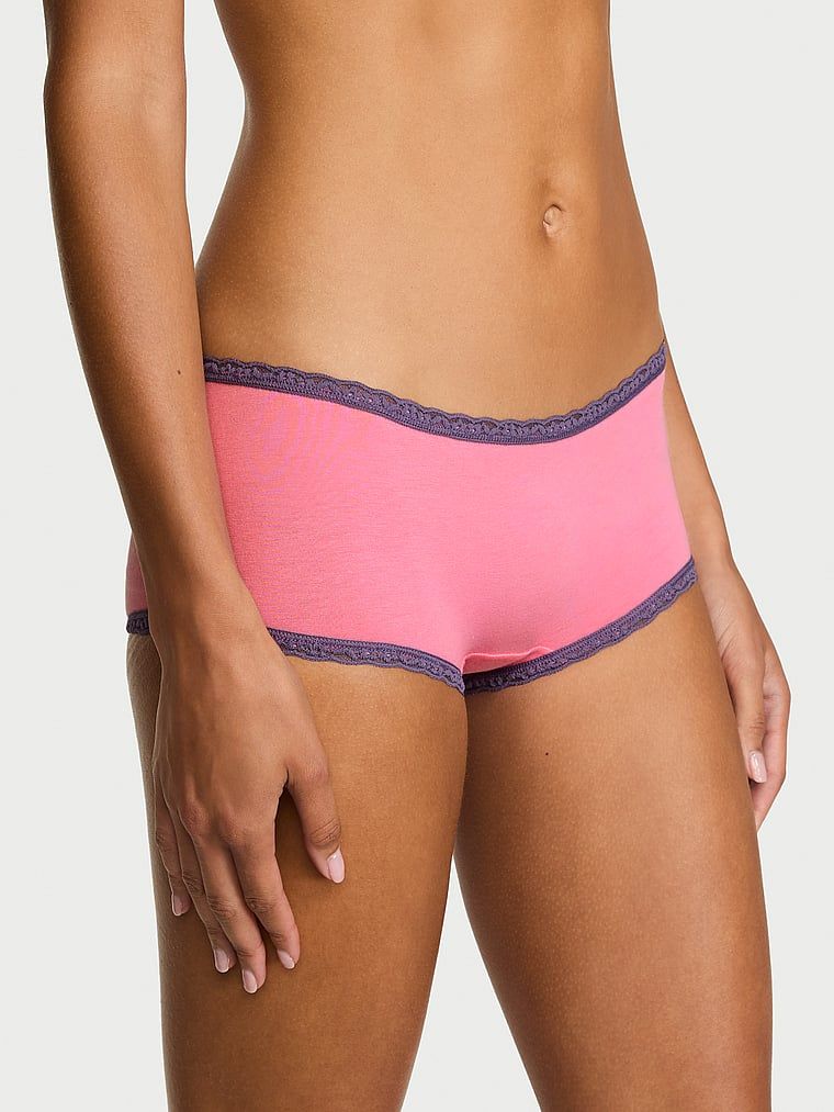 Majtki bawełniane szorty z koronką na krawędziach Lace-Trim Boyshort. Produkt ma kolor różowy i pochodzi z kolekcji Lace Trim. 