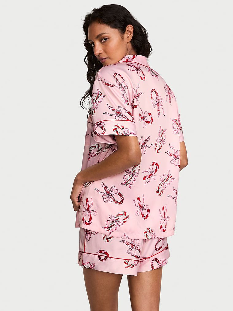 Piżama satynowa błyszcząca z szortami Glazed Satin. Produkt jest wzorzysty i pochodzi z kolekcji Victoria's Secret. 