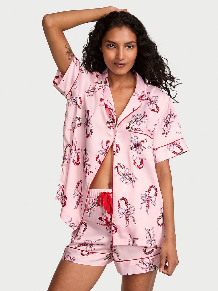 Piżama satynowa błyszcząca z szortami Glazed Satin. Produkt jest wzorzysty i pochodzi z kolekcji Victoria's Secret. 