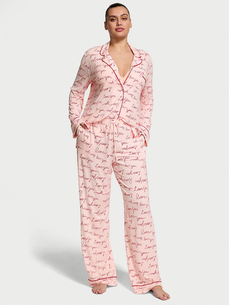 Długa piżama z modalu. Produkt ma kolor wzorzysty i pochodzi z kolekcji Victoria's Secret. 